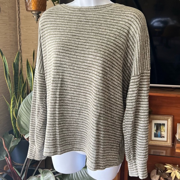 Open Twist Back Gray and Green Sweater - Picture 8 of 9